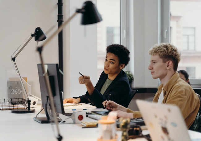 Personas desarrollando estrategias digitales Personas desarrollando estrategias digitales